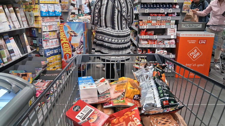 Ein gut gefüllter Einkaufswagen in einem Supermarkt