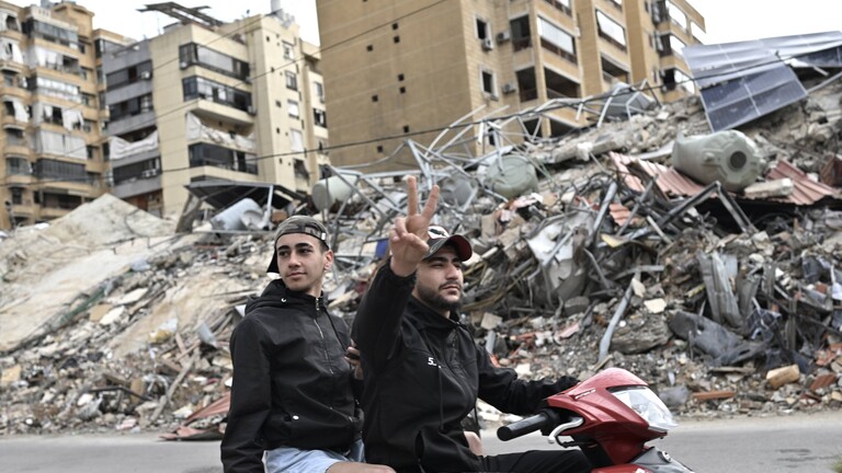 Auf den Straßen der Region Dahieh sind Menschen zu sehen, nachdem am 17. April 2026 ein zehntägiger vorübergehender Waffenstillstand zwischen Israel und dem Libanon in Kraft getreten ist.