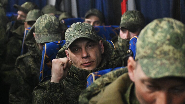 Russische Soldaten bei der Rückkehr aus ukrainischer Kriegsgefangenschaft