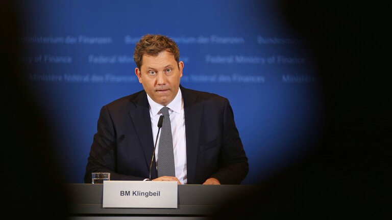 Finanzminister Lars Klingbeil bei der Bekanntgabe der Ergebnisse der Steuerschätzung für 2026 bis 2030. Er sitzt und spricht in ein Mikro vor sich. Er trägt Anzug und Schlips.