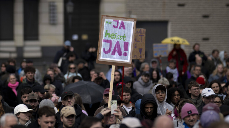Demonstrant mit Schild "Nur Ja heißt ja" auf der Kundgebung und Demonstration gegen sexualisierte Gewalt an Frauen