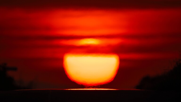 Während der ersten Hitzewelle 2026: Sonnenaufgang über einem Feldweg bei Frankfurt am Main am 27.06.2026