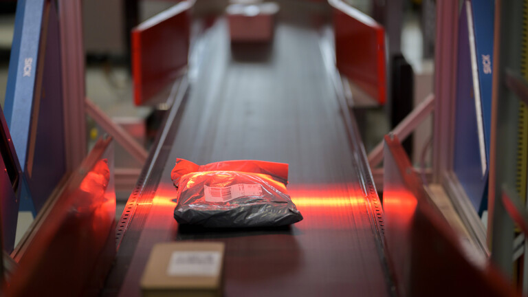 Scanner an der Sortieranlage in der Logistikhalle. Zustellbasis Deutsche Post DHL Group in Essen Steele
