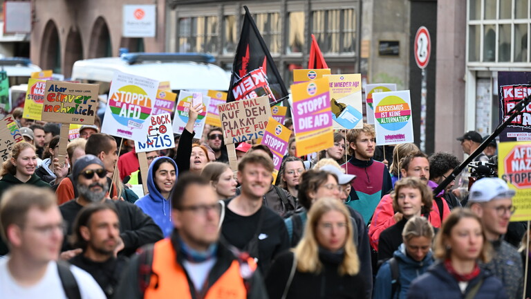 Foto eines Demonstrationszugs gegen den Bundesparteitag der AfD in Erfurt am 04.07.2026