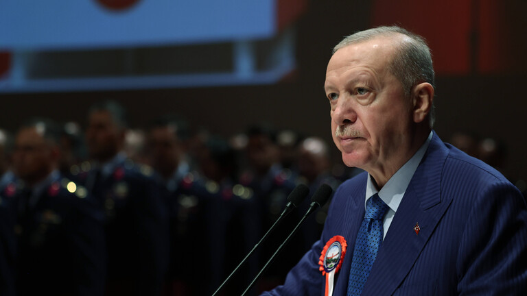 Der türkische Präsident Erdogan steht an einem Rednerpult und blickt in die Ferne. Er spricht an der Nationalen Verteidigungsuniversität (10. Juli 2026)