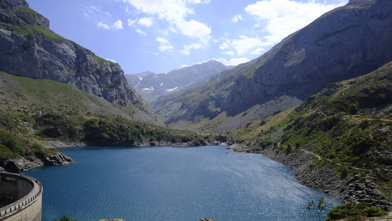 Der See Les Gloriettes liegt im Héas-Tal am Fluss Estaubé auf 1622 Metern Höhe in den französischen Pyrenäen.