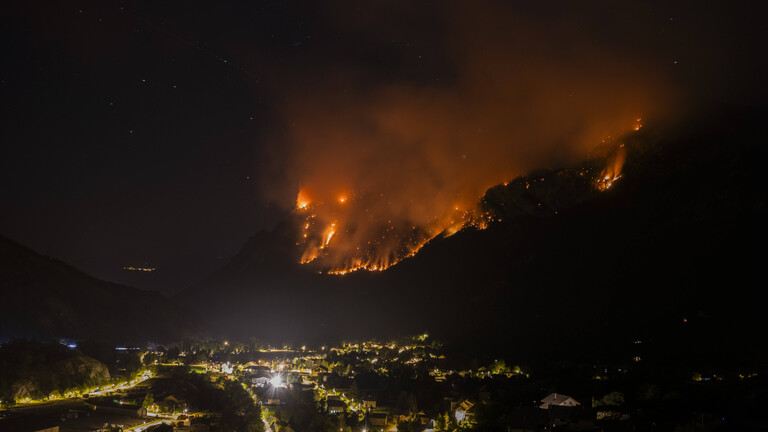 Die Landschaft brennt: Ein Feuer bei Argentiere la Bessee im Département Hautes-Alpes