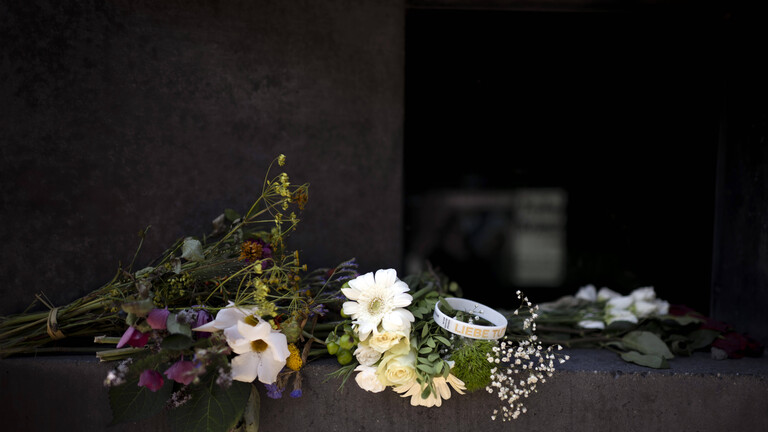 Blumen liegen am Denkmal für die im Nationalsozialismus verfolgten Homosexuellen nahe des Tatorts im Berliner Tiergarten wo ein Attentäter am CSD in eine Menschenmenge gefahren ist, eine Person tötete und mehrere verletzte