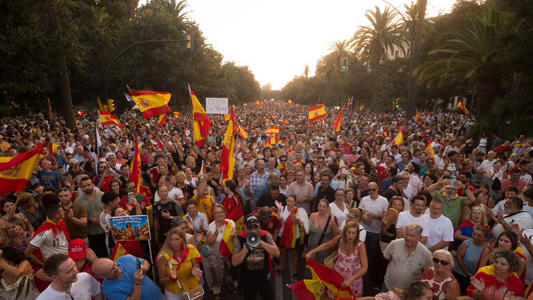 In der spanischen Stadt Malaga demonstrieren tausende von Menschen. Viele tragen die spanische Nationalflagge bei sich. Anlass ist der Ansturm auf die Exklave Ceuta.