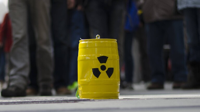 Mini Atommuell-Fass am 22.03.2014 am Kieler Bahnhof vor Beginn einer Demo