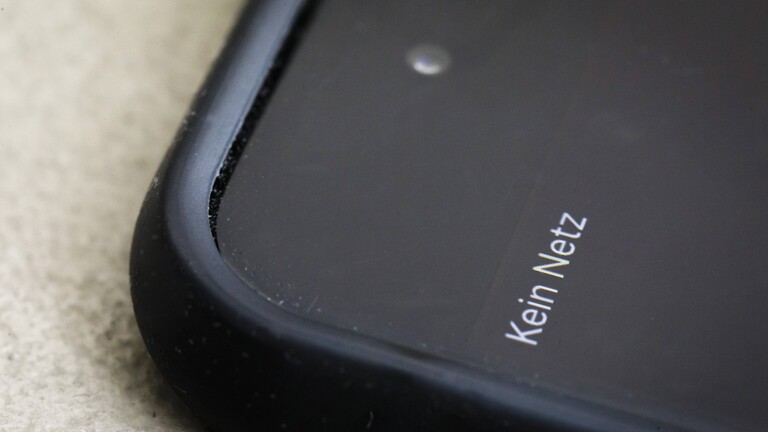 Symbolfoto zum Thema Funkloch. Auf einem Smartphone ist der Schriftzug Kein Netz zu lesen.