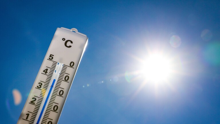 Ein Thermometer, das 40 Grad Celsius anzeigt vor blauem Himmel.