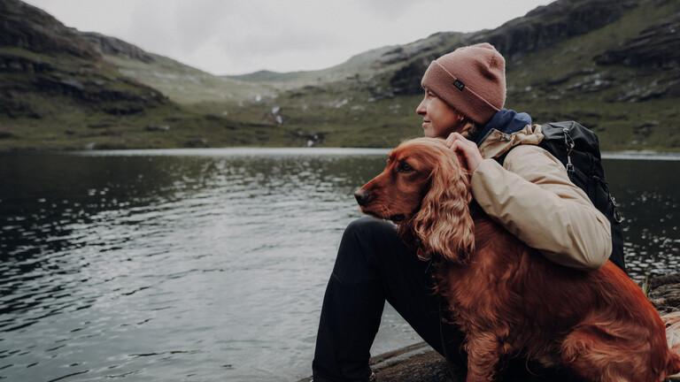 Magda Lehnert mit Hund am See in Schottland
