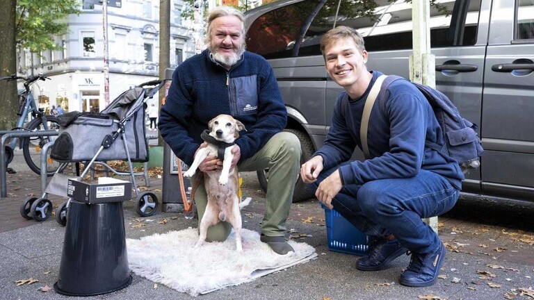 Vivian Radtke mit einem Obdachlosen in Essen und dessen Hund.