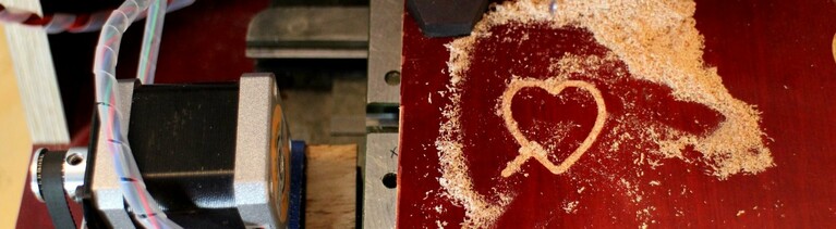 Eine selbstgebaut CNC-Fräse sägt ein Herz aus