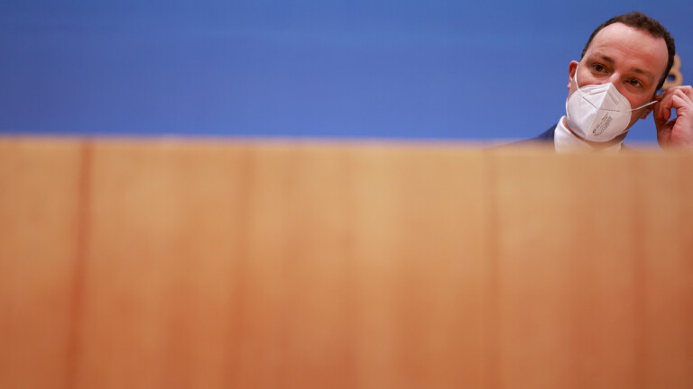 Der damalige Gesundheitsminister Jens Spahn nimmt seine Maske vom Gesicht, aufgenommen am 19. November 2021 in Berlin, Bundespressekonferenz