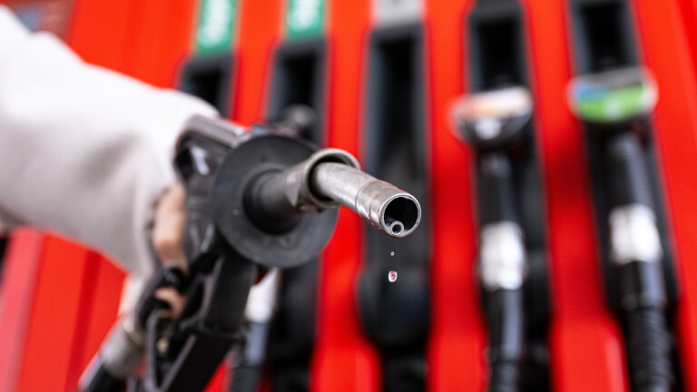 Zapfpistole mit einem Tropfen Benzin