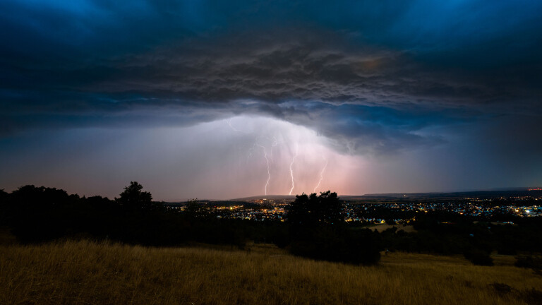 Blitze zucken bei einem Sommergewitter in der Nacht in Mössingen.