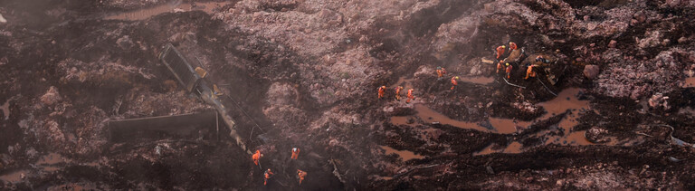 Nach dem Bruch des Brumadinho-Damms im Januar 2019: Rettungskräfte klettern auf der Suche nach Überlebenden über den Schlamm
