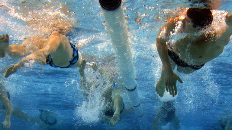 Einschwimmen vor dem Weltcup in Berlin Schwimmen Herren Weltcup 2003 2004