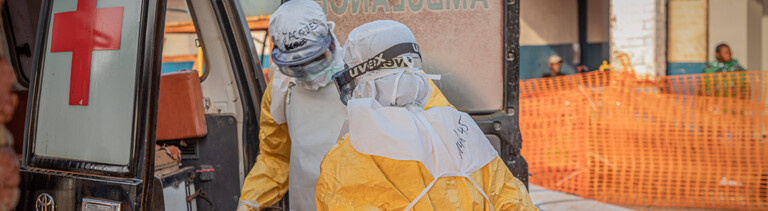 Mediziner verladen einen Ebola-Patienten in ein Auto, Mongbwalu, Provinz Ituri, Demokratische Republi Kongo, am 26. Juni 2026