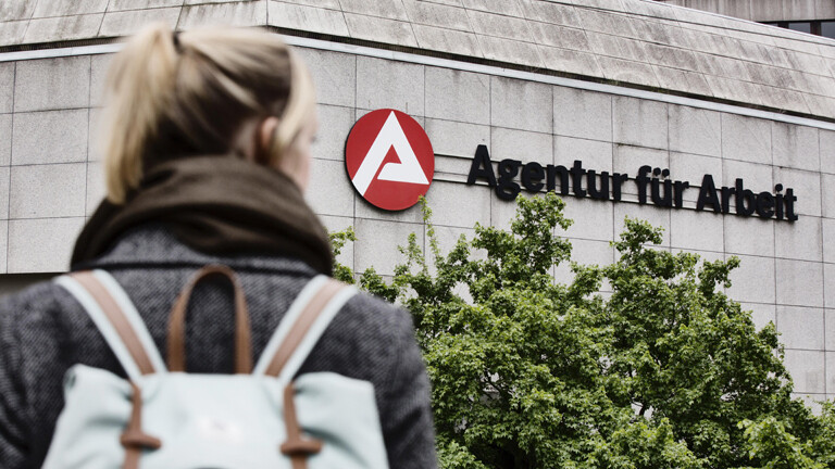 Junge Frau auf dem Weg zur Agentur für Arbeit, Köln, Nordrhein-Westfalen, Deutschland, Europa