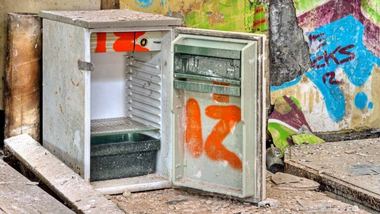 Ausrangierter Kühlschrank mit Graffiti besprüht