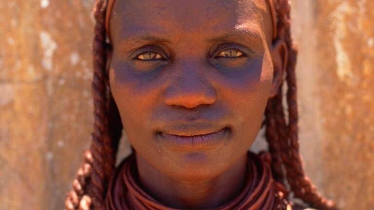 Himba-Frau, die als Nomadin in Namibia lebt