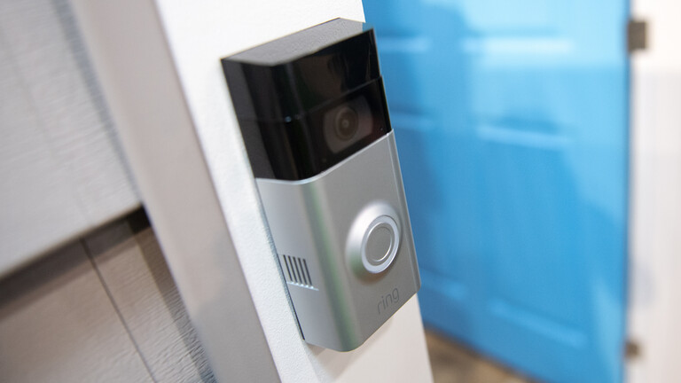 Die Überwachungskamera der Amazon-Marke "Ring" ist auf einer Messe an einer Haustür befestigt.