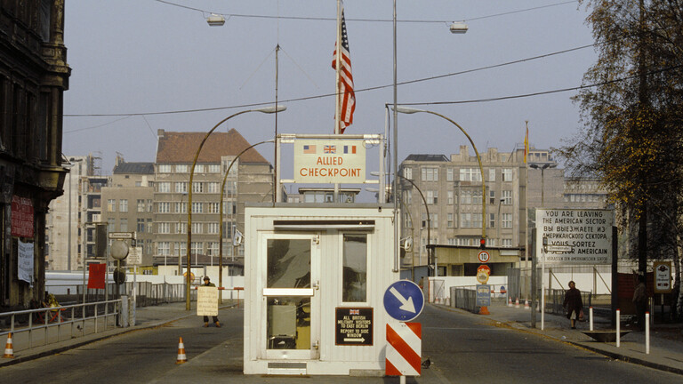 Berlin, Checkpoint Charlie / Foto Berlin, Friedrichstrasse, Grenzuebergang Friedrichstrasse - Check- point Charlie (Bezirke Mitte / Kreuzberg). - Ansicht. - Foto, undat. (1980er Jahre).