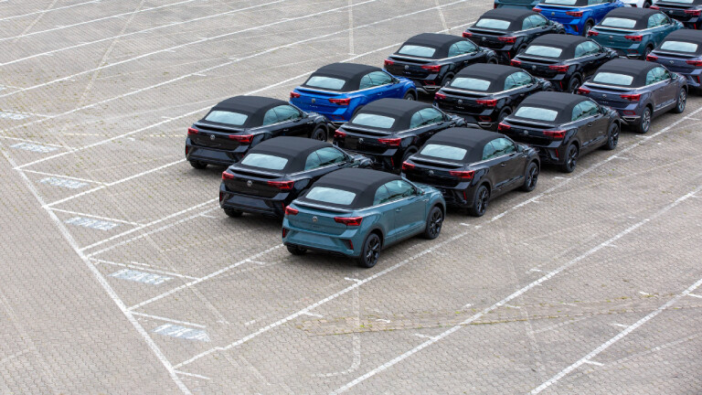 Fabrikneue VW T-Roc Cabrio warten im Volkswagenwerk Osnabrück auf ihre Verladung
