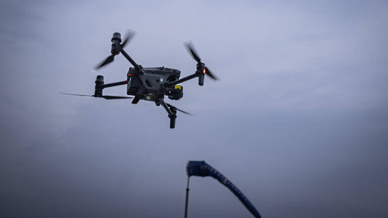 Drohne des Herstellers DJI befindet sich während einer Übung zur Drohnenerkennung und Drohnenabwehr der Bundeswehr im Einsatz bei der Deutschen Marine im Luftraum über dem Hafenbereich von Warnemünde.