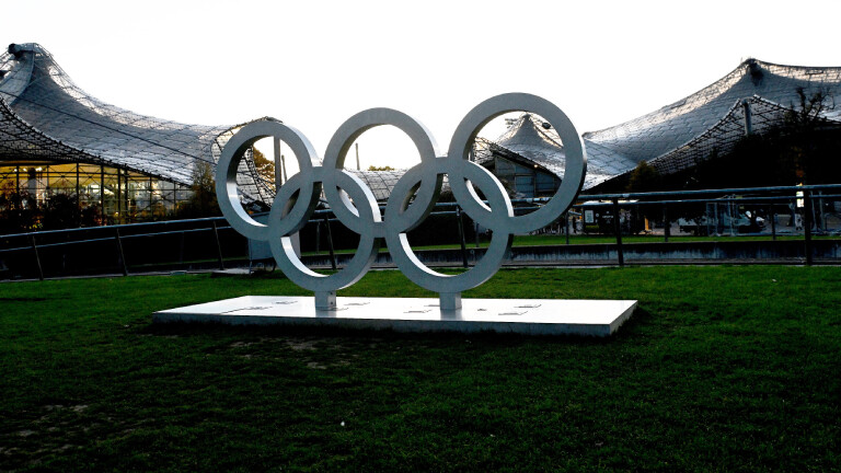 Skulptur mit den olympischen Ringen am 21.10.2025 in München