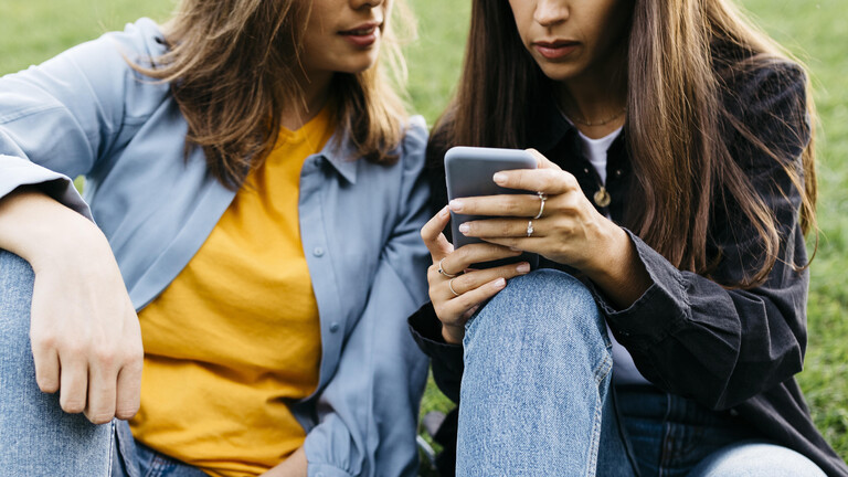 Zwei Frauen schauen auf ein Smartphone