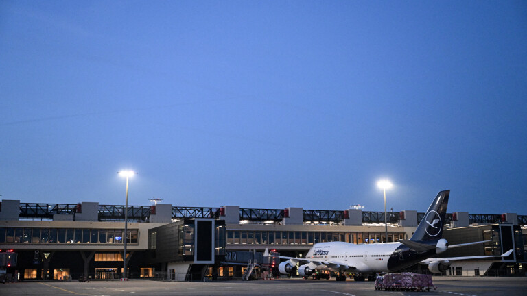 Der neue Terminal 3 in Frankfurt, ein Flugzeug und das Rollfeld im Licht der Flutlichter