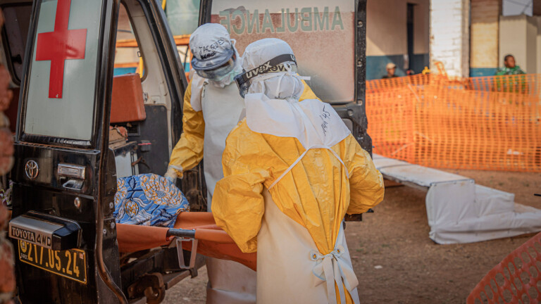 Mediziner verladen einen Ebola-Patienten in ein Auto, Mongbwalu, Provinz Ituri, Demokratische Republi Kongo, am 26. Juni 2026