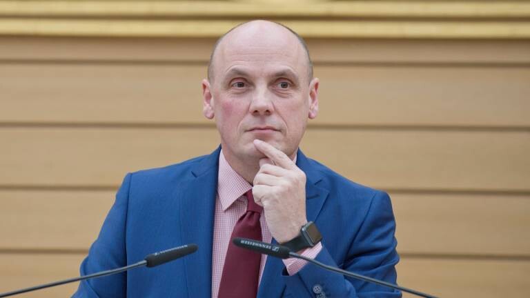 SPD-Politiker Daniel Born am Mikrofon