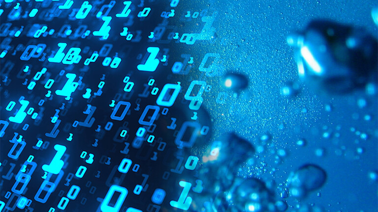 Collage: Links Datenkolonnen aus Nullen und Einsen, rechts Wasser