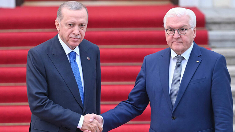 Frank-Walter Steinmeier begrüßt den türkischen Präsidenten, Recep Tayyip Erdogan am 17.11.2023 im Schloss Bellevue in Berlin.