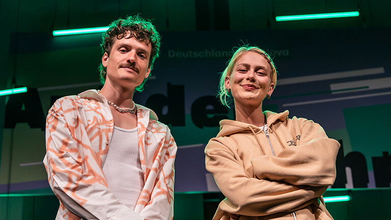 Foto des Musikers PaulWetz und der Musikerin Alli Neumann backstage beim "Auf der Bühne"-Konzert von Deutschlandfunk Nova am 14. September 2025