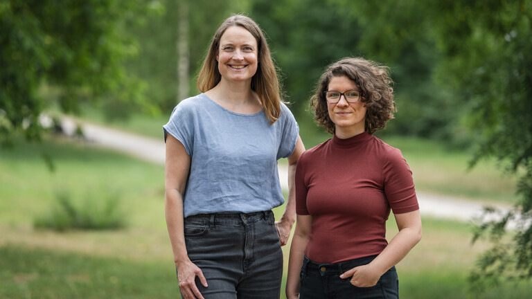 Ann-Kathrin Horn und Ann-Kathrin Büüsker stehen nebeneinander auf einer grünen Wiese, im Hintergrund Bäume