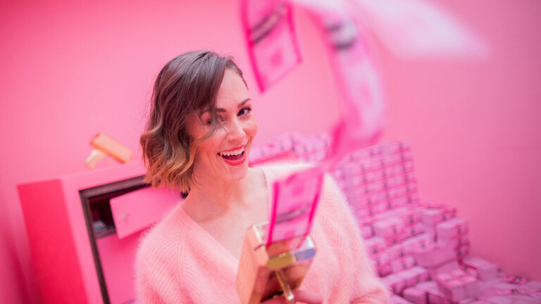 Meike verschießt in einer pinken Kulisse aus einer goldenen Pistole Geldscheine im «Supercandy Pop-Up»-Museum. Am 1. November öffnet in Köln das «Supercandy Pop-Up»-Museum und bietet Fotografen, Bloggern und Influencern die perfekten Kulissen zur Selbstinszenierung.