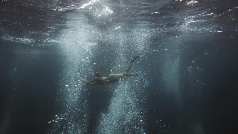 Frau unter Wasser