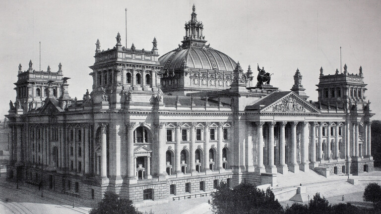 Schwarz-Weiß-Aufnahme des Reichstagsgebäudes von 1895
