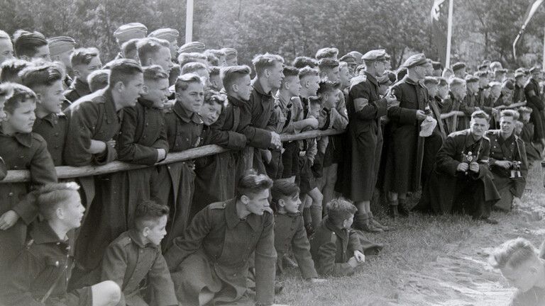 Schüler der Napola Naumburg bei einem Sportwettkampf, Deutsches Reich 1941.