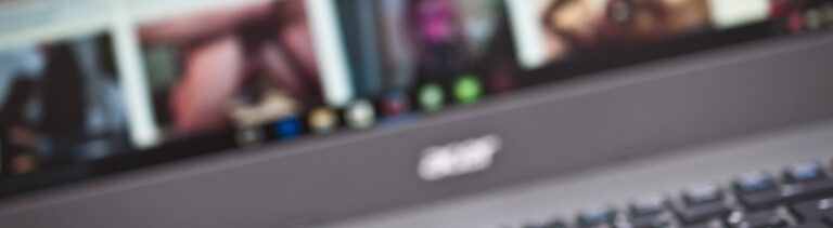Ein Laptop auf dem eine Überssichtsseite mit Porno-Videos