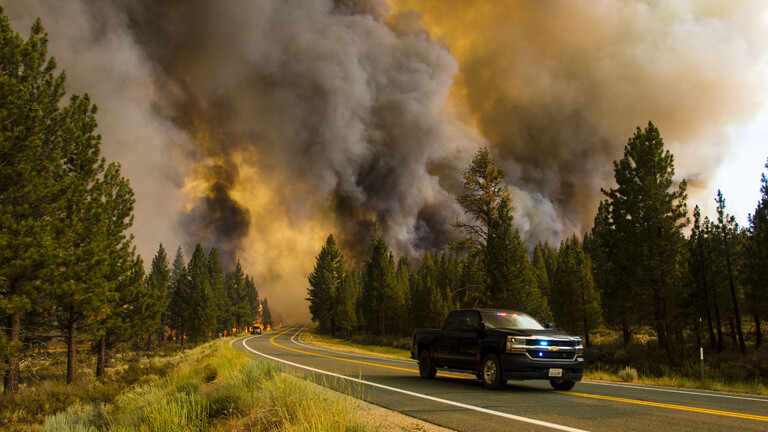 17. Juli 2021, Markleeville, Kalifornien, USA: Das Tamarack-Feuer brennt entlang der Straße. Das Feuer hat bereits mehr als 21.000 Acres erfasst und ist derzeit zu 0 % eingedämmt. Ausgelöst wurde es durch einen Blitzeinschlag.