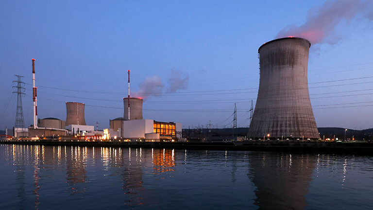 Das Kernkraftwerk Tihange bei Huy in Belgien nahe der deutschen Grenze im Abendlicht. Davor fließt die Maas, darin spiegelt sich unter anderem der Kühlturm.