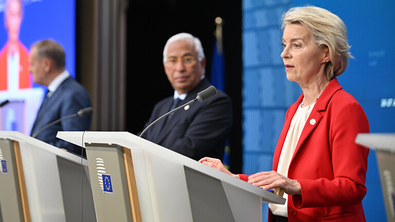 Ursula von der Leyen, EU-Kommissionspräsidentin steht am Rednerpult. Neben ihr, unscharf erkennbar, steht Antonio Costa, Präsident des Europäischen Rates. Es ist die Pressekonferenz des EU-Gipfels.