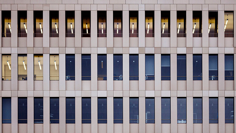 Blick von außen auf das Gebäude des Bundesnachrichtendienstes in Berlin. Mehrere Fensterreihen, in wenigen Fenstern brennt Licht. Es ist tags.